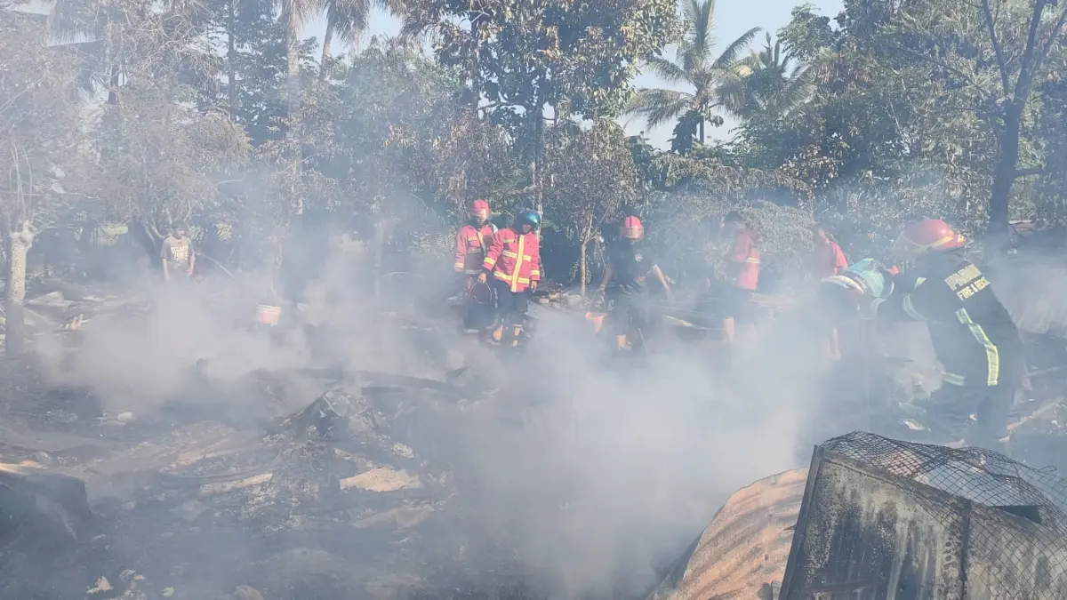 Petugas Dinas Damkar Kota Padang memadamkan api yang menghanguskan tiga petak rumah warga di Binuang Kampung Dalam, Kecamatan Pauh, Kota Padang, Sabtu (1/8/2026). (Dinas Damkar Padang)