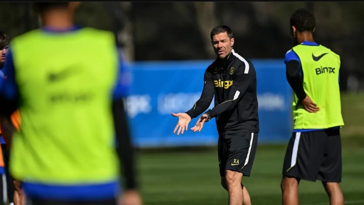 Xabi Alonso memimpin latihan Chelsea jelang laga pramusim melawan Tottenham di Sydney sebagai persiapan menghadapi musim 2026/2027. (Foto: chelseafc.com)