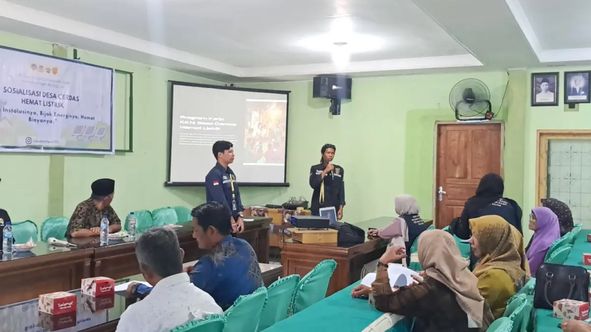 Mahasiswa KKN UNP menyosialisasikan dan mendemonstrasikan penggunaan peralatan kelistrikan sederhana kepada warga dalam kegiatan Desa Cerdas Hemat Listrik di Nagari Koto Baru, Kabupaten Agam. (Dok Mhs KKN UNP 2026)