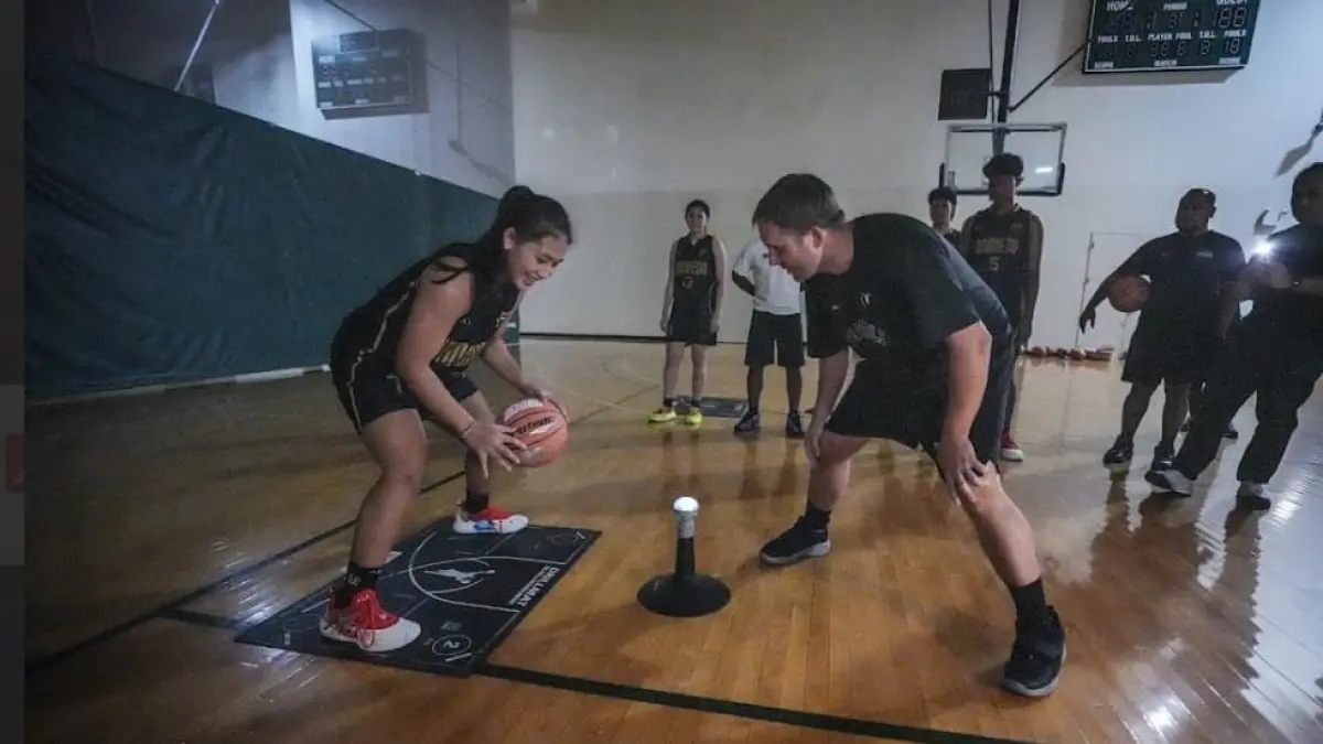 Micah Lancaster melatih pemain DBL Indonesia All-Star 2026 di Chicago Hope Academy saat sesi latihan tetap berlangsung meski listrik padam akibat badai.(Foto: Corcom DBL Indonesia)