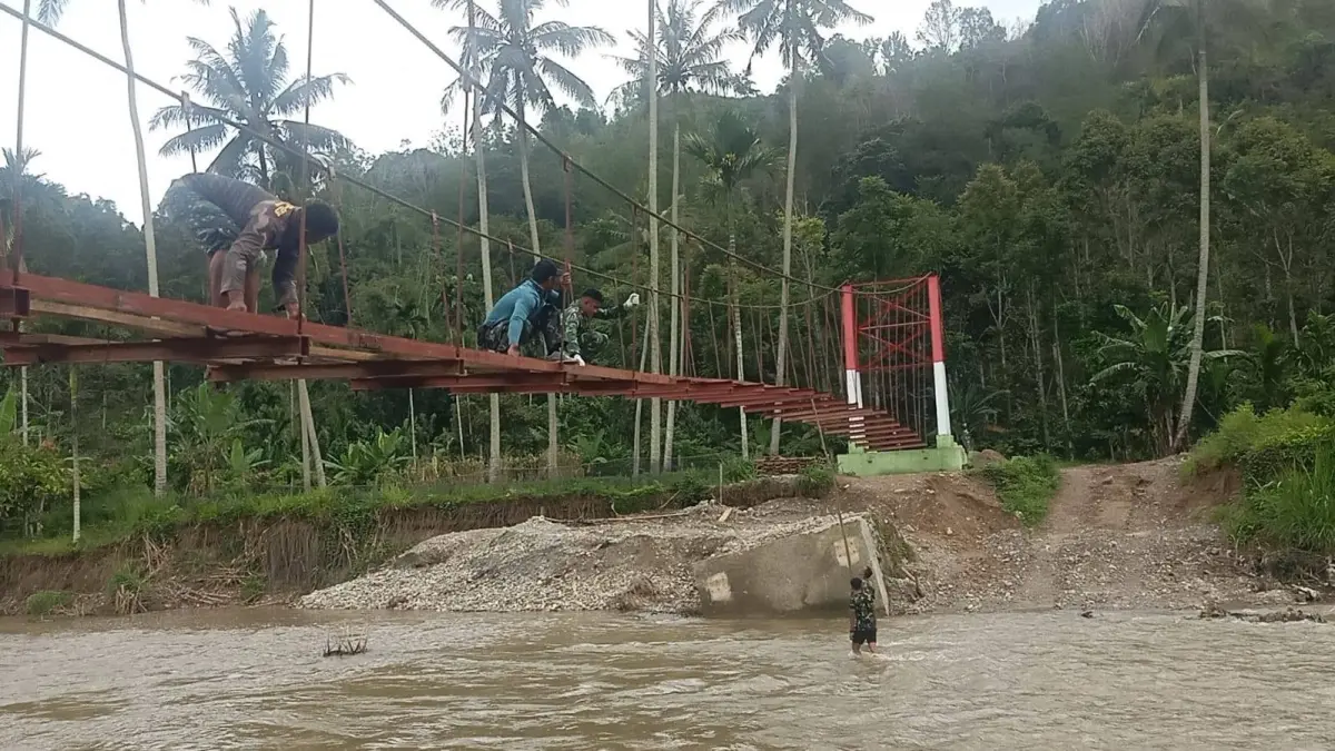 Potret pembangunan jembatan gantung di Jorong Tanah Tingkah, Nagari Sungai Rimbang, Kecamatan Suliki, Kabupaten Limapuluh Kota, Sumatera Barat yang dijepret April 2026 lalu. (Kodim Limapuluh Kota)