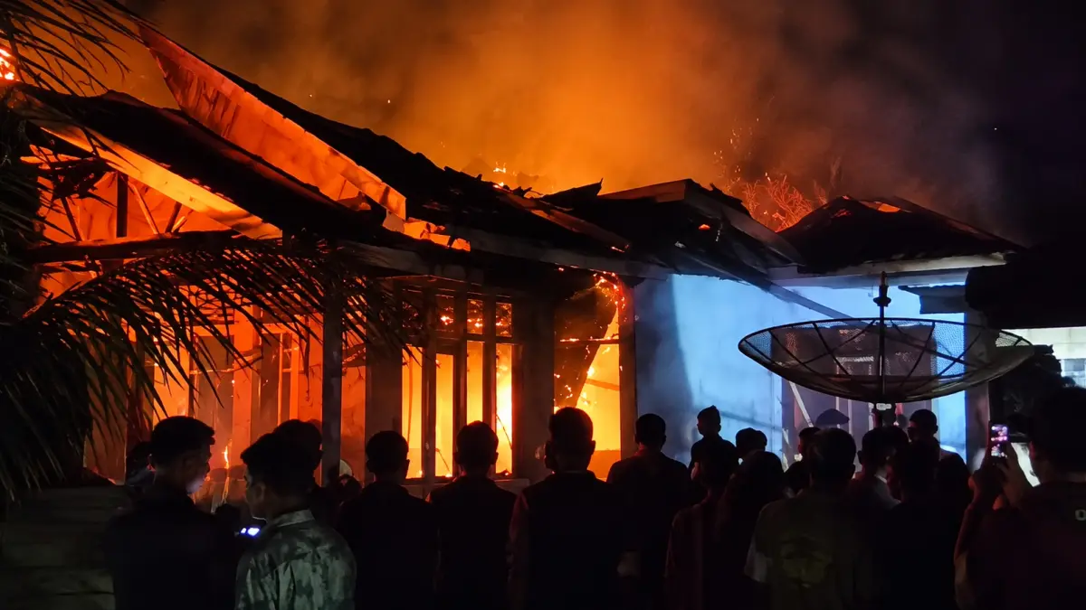 Rumah Ermawati (56) di Korong Simpang Tigo, Nagari Sintuak, Padangpariaman, terbakar pada Sabtu malam (1/8/2026). Satu anggota keluarga, Yuliardi (63), dilaporkan terluka.