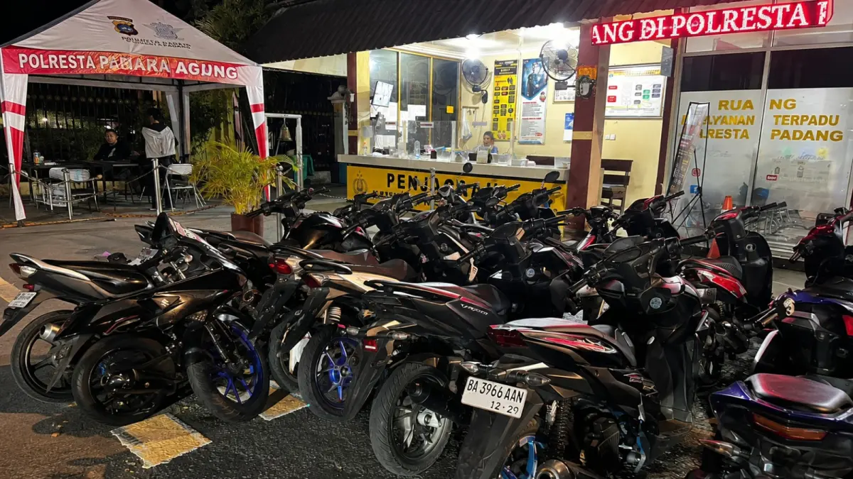 Sepeda motor berknalpot brong yang diamankan Timsus Charlie terparkir di Mapolresta Padang, Minggu (2/8/2026). 