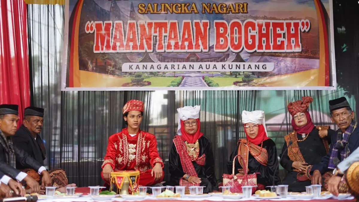 Tradisi Mauluan Bogheh di Kanagarian Aua Kuniang, Kota Payakumbuh, Ahad (2/8/2026). Prosesi setelah akad nikah ini menjadi simbol restu, penghormatan, dan penguatan ikatan kekeluargaan.