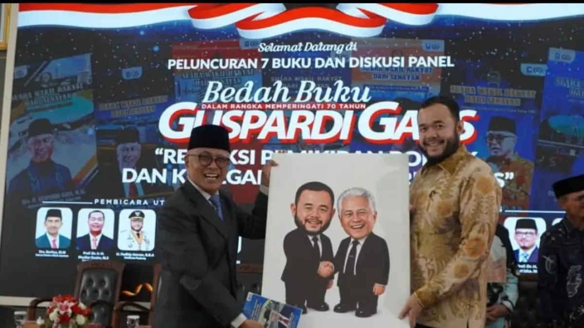 Wali Kota Padang Fadly Amran (kanan) saat menghadiri peringatan 70 tahun Guspardi Gaus yang dirangkai peluncuran tujuh buku karya politikus senior asal Sumatera Barat tersebut di Auditorium Gubernur Sumatera Barat, Sabtu (1/8/2026).(Foto: Diskominfo)