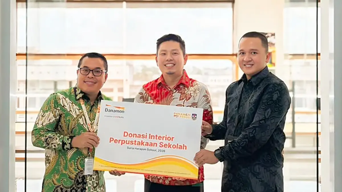 DUKUNGAN: (Ki-Ka) Thamrin Tambunan (Regional Corporate Officer, Danamon Sumatera wilayah 2), Agus (Kepala Yayasan Suria Harapan School), Iqbal Maulana (Sustainability Finance Head Danamon), melaksanakan serah terima donasi interior perpustakaan sekolah di lokasi acara. (IST) 