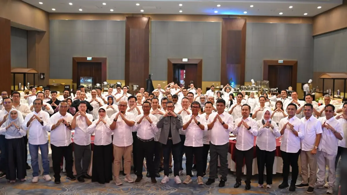 Group Head of Retail Sales SIG, Giri Prabowo, foto bersama peserta acara Distributor Summit Area Penjualan (AP) 1 di Medan, Senin (27/7/2026).