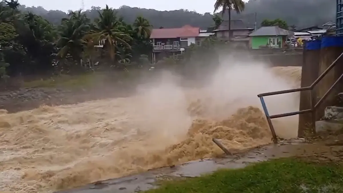 Hujan deras menyebabkan air sungai di Kota Padang keruh dan meluap, sehingga seluruh intake IPA Perumda Air Minum terpaksa dihentikan sementara, Senin (3/8/2026).