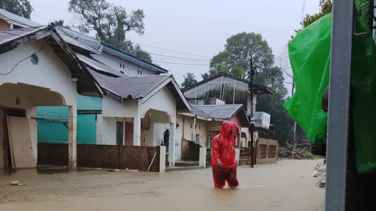 Hujan lebat dan angin kencang memicu banjir di sejumlah wilayah Kota Padang. (BPBD Padang)