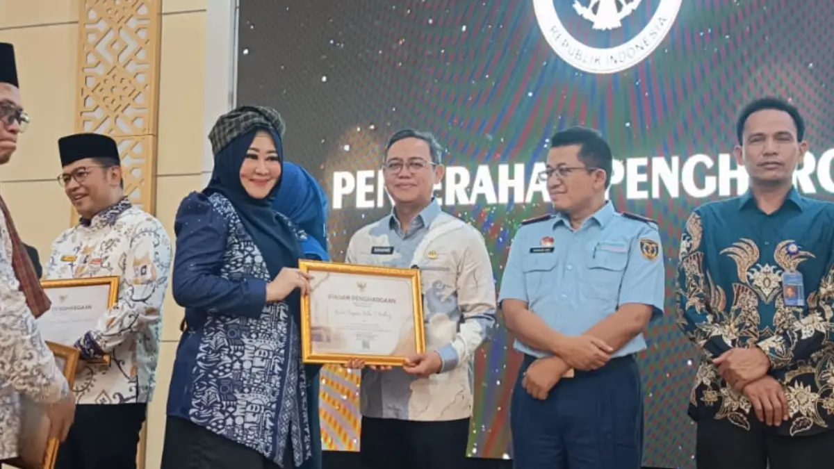 Kepala Kantor Imigrasi Kelas I TPI Padang, Murdo Danang Laksono, menerima penghargaan atas dukungan dalam penyelenggaraan ibadah haji 1447 H/2026 di Padang, Jumat (31/7/2026).