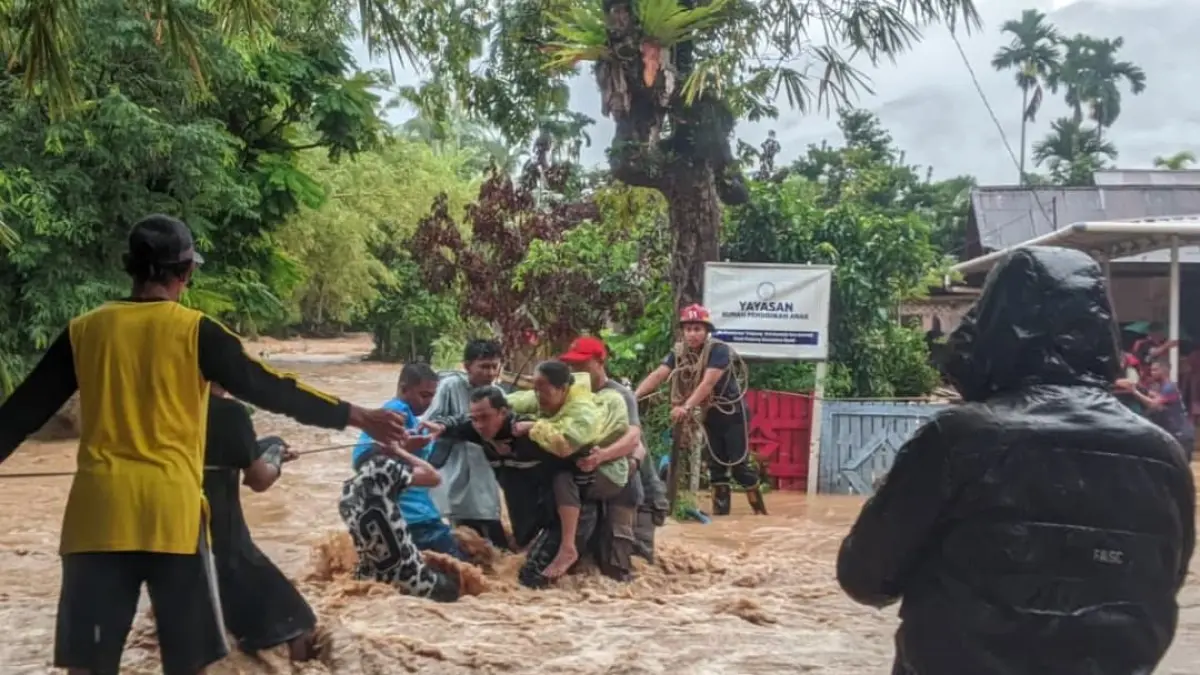Pemerintah kecamatan bersama BPBD melakukan evakuasi warga terdampak banjir.(Foto: Diskominfo)