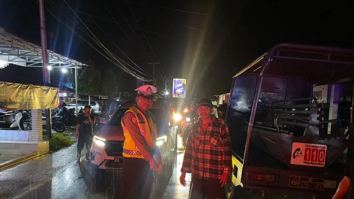 Petugas Satlantas Polres Padangpariaman melakukan olah tempat kejadian perkara (TKP) kecelakaan maut di Simpang Ketaping, Kecamatan Batang Anai, Kabupaten Padangpariaman, Minggu (2/8/2026) malam. (Foto: Satlantas Polres Padangpariaman)