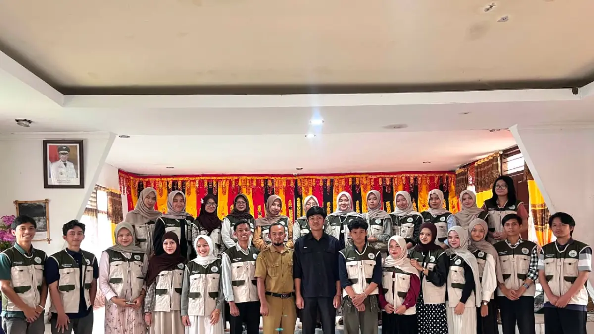 Mahasiswa KKN UNP Tahun 2026 bersama Pemerintah Nagari Labuah berkolaborasi menjalankan berbagai program pengabdian masyarakat, termasuk pendampingan UMKM Rakik Maco sebagai upaya memperkuat promosi kuliner khas Nagari Labuah. (Dok. KKN UNP Nagari Labuah)(UNP FOR PADEK)