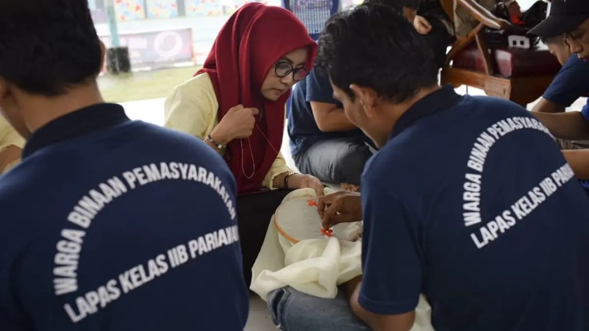 Tim UNP melatih warga binaan Lapas Pariaman melalui pelatihan fashion craft, branding, dan AI untuk memperkuat keterampilan dan kewirausahaan. (Foto: KKPS)