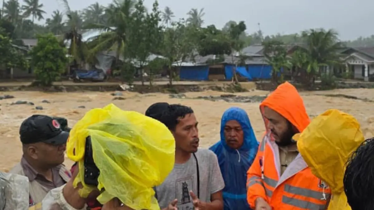 Wali Kota Padang Fadly Amran meninjau langsung kondisi banjir di kawasan Guo Kuranji, Senin (3/8/2026),(Foto: Diskominfo)