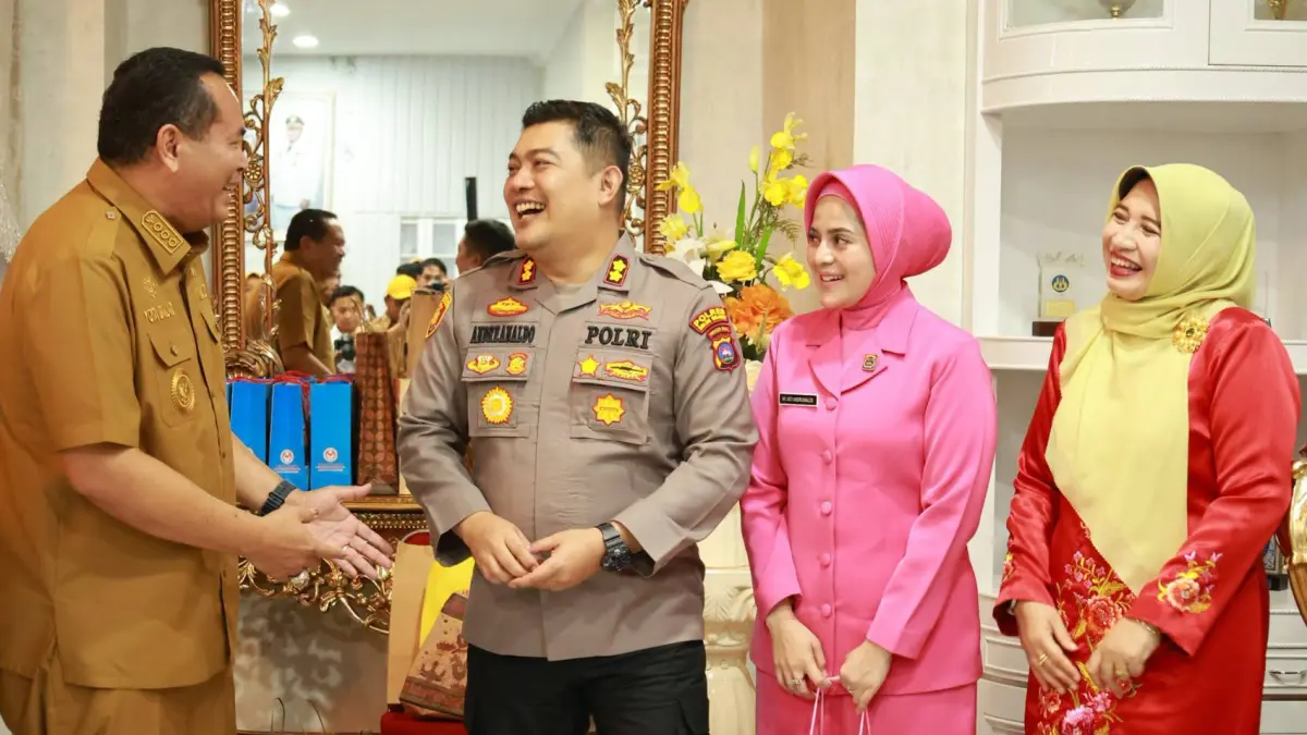 Wali Kota Pariaman Yota Balad berbincang dengan AKBP Andreanaldo Ademi saat acara Kenal Pamit Kapolres Pariaman di Balairung Rumah Dinas Wali Kota Pariaman, Senin (3/8/2026).