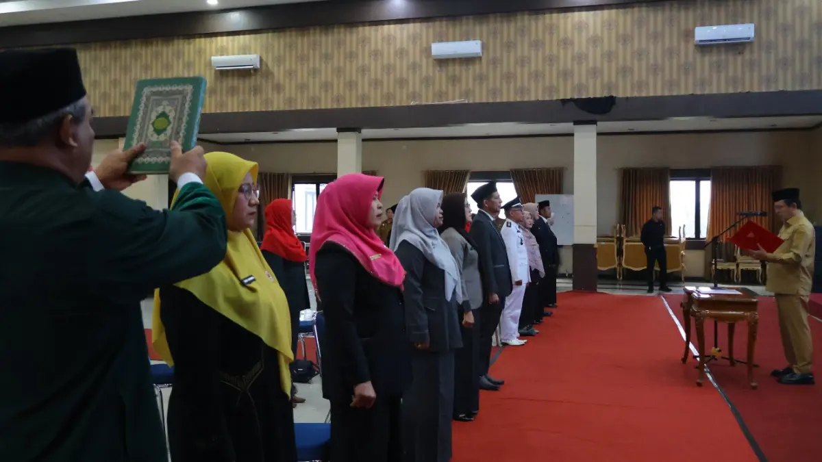 Wali Kota Payakumbuh Zulmaeta melantik 17 ASN untuk memperkuat sektor pendidikan, kesehatan, pemerintahan, dan pelayanan masyarakat.
