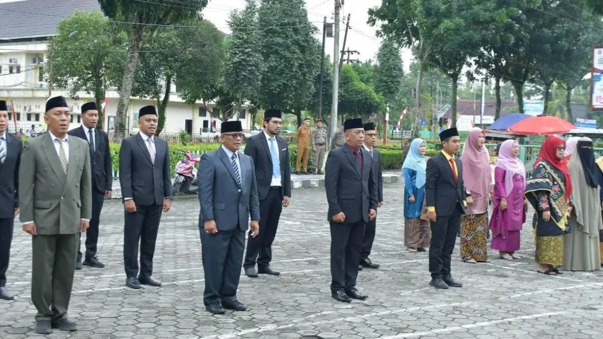 AMANAH: Sebanyak 21 pejabat administrator dan pengawas di lingkungan Pemerintah Kabupaten Agam mengikuti prosesi pelantikan dan pengambilan sumpah jabatan yang dipimpin Wakil Bupati Agam Muhammad Iqbal di Masjid Agung Nurul Falah, Lubuk Basung, Senin (3/8). (DOK PEMKAB AGAM)