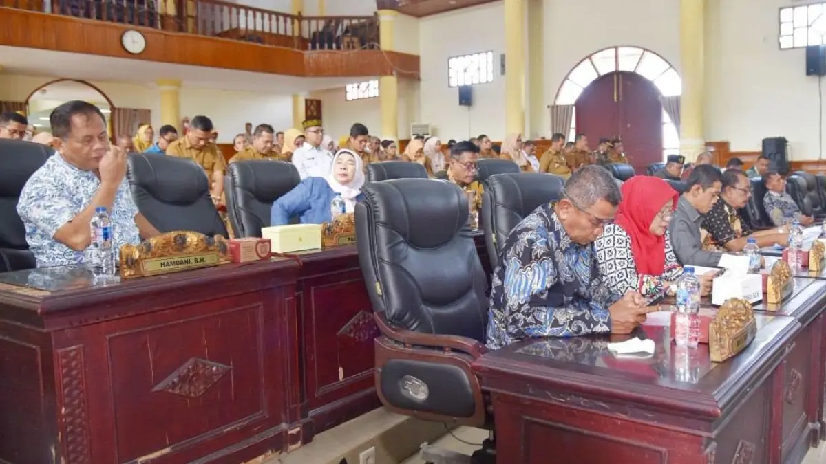 Anggota DPRD mendengarkan penyampaian Nota Penjelasan Rancangan KUA dan PPAS APBD 2027 oleh Wali Kota Pariaman Yota Balad dalam Rapat Paripurna DPRD Kota Pariaman.