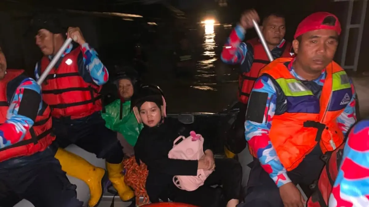 Evakuasi warga terdampak banjir di Kota Padang, Senin (3/8/2026) malam.(Foto: Diskominfo)