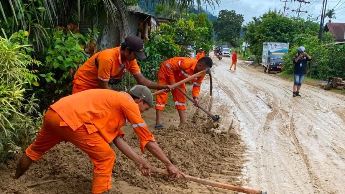 Pemko Padang kerahkan personel bersihkan sisa banjir. (Foto: Diskominfo)
