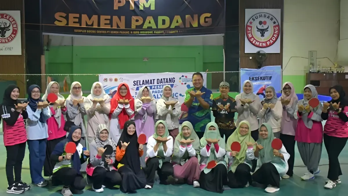 Peserta Tenis Meja One Day Event FKIKSP berfoto bersama di GOR Tenis Meja PT Semen Padang dalam rangkaian SPORTALYMPIC 2026.