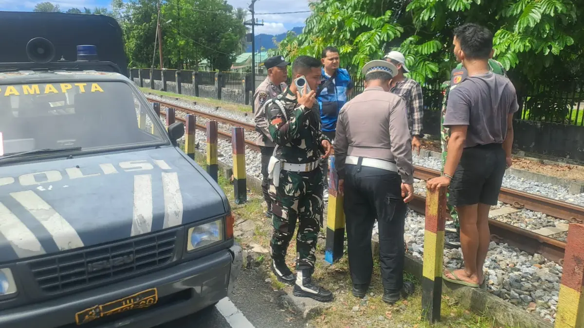 Petugas kepolisian melakukan olah TKP di perlintasan kereta api depan bundaran UNP atau depan Batalyon Infanteri 133/Yudha Sakti, Selasa (4/8/2026).