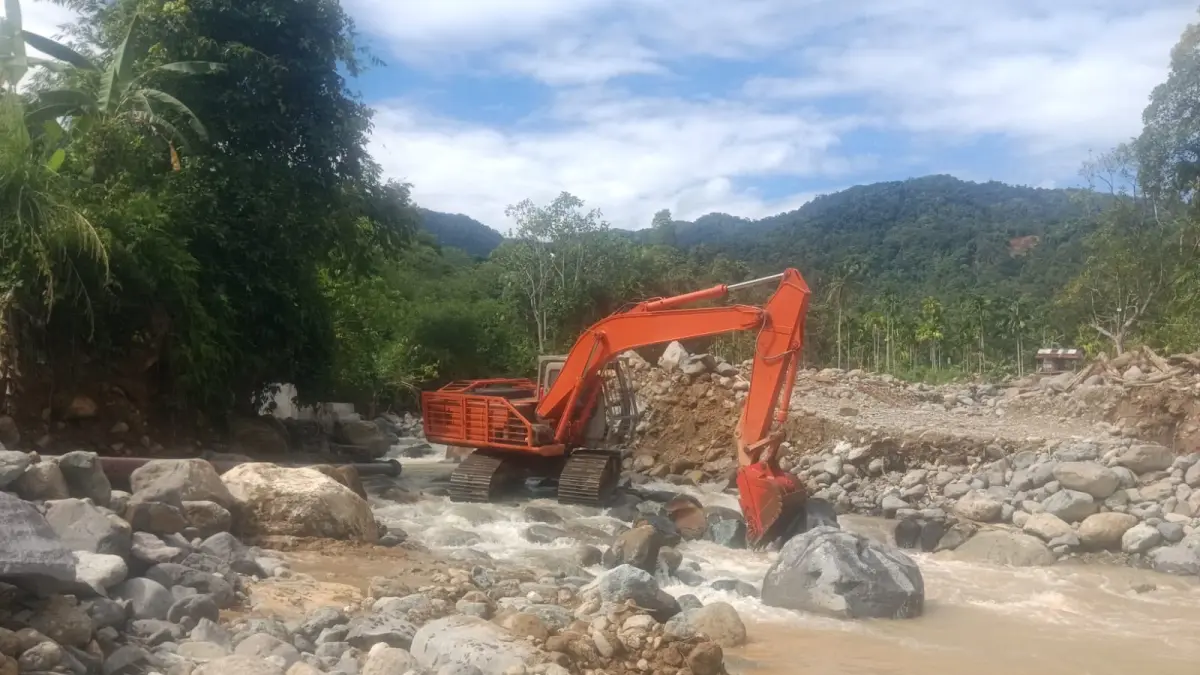 Satu unit ekskavator dikerahkan Perumda Air Minum Kota Padang menggandeng PT Hutama Karya untuk membuat bendungan sementara penangkap air baku pascabanjir di intake Guo Kuranji  Selasa (4/8). (DOKUMENTASI PERUMDA AM PADANG)