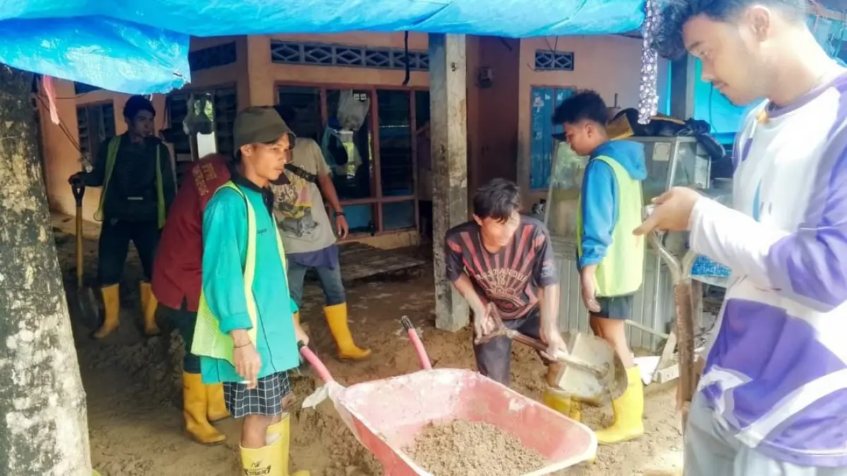 Tim Reaksi Cepat Dinas PUPR Padang beserta alat berat untuk mempercepat penanganan pascabanjir yang melanda pada Senin (3/8/2026).(Foto: Diskominfo)