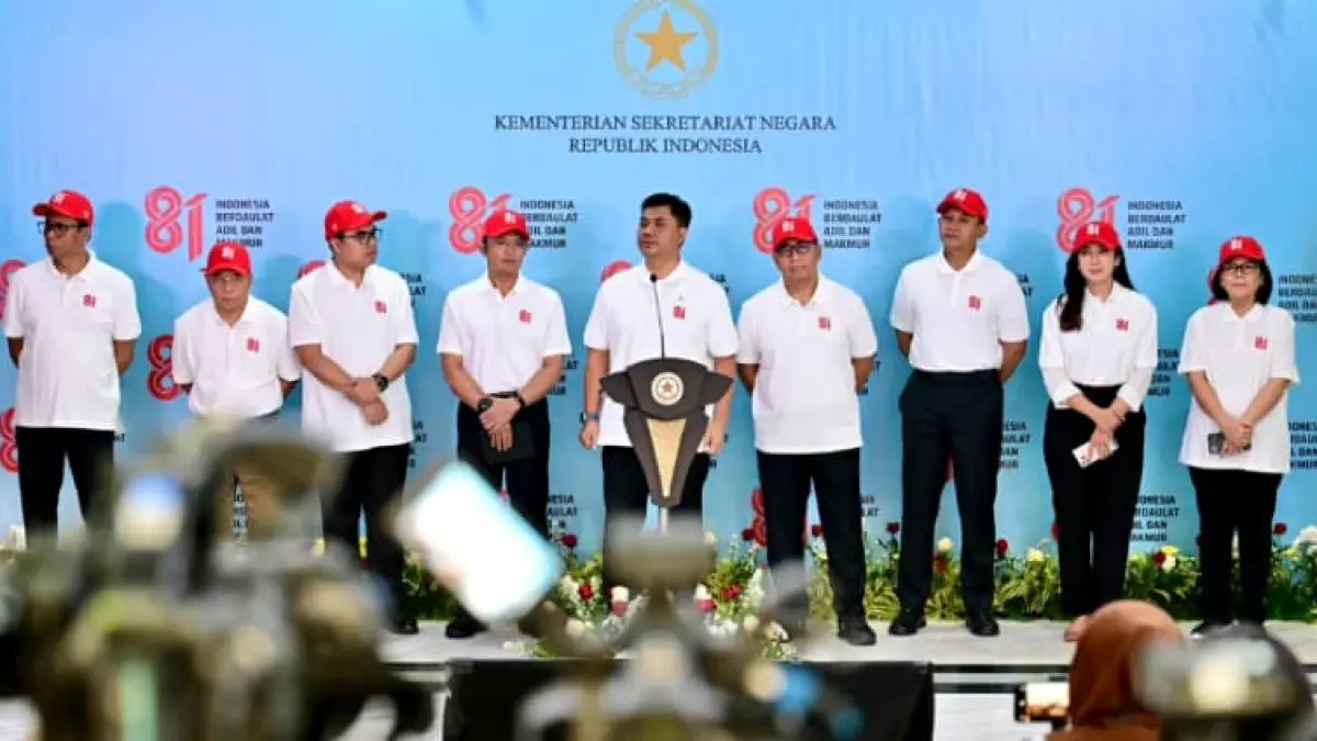 Wamensesneg Juri Ardiantoro (tengah) ketika mengumumkan rangkaian Bulan Kemerdekaan dalam rangka memperingati Hari Ulang Tahun (HUT) Ke-81 Kemerdekaan Republik Indonesia bertema Indonesia Berdaulat, Adil, dan Makmur, Jumat (31/7/2026). (Foto: Humas Kemensetneg)