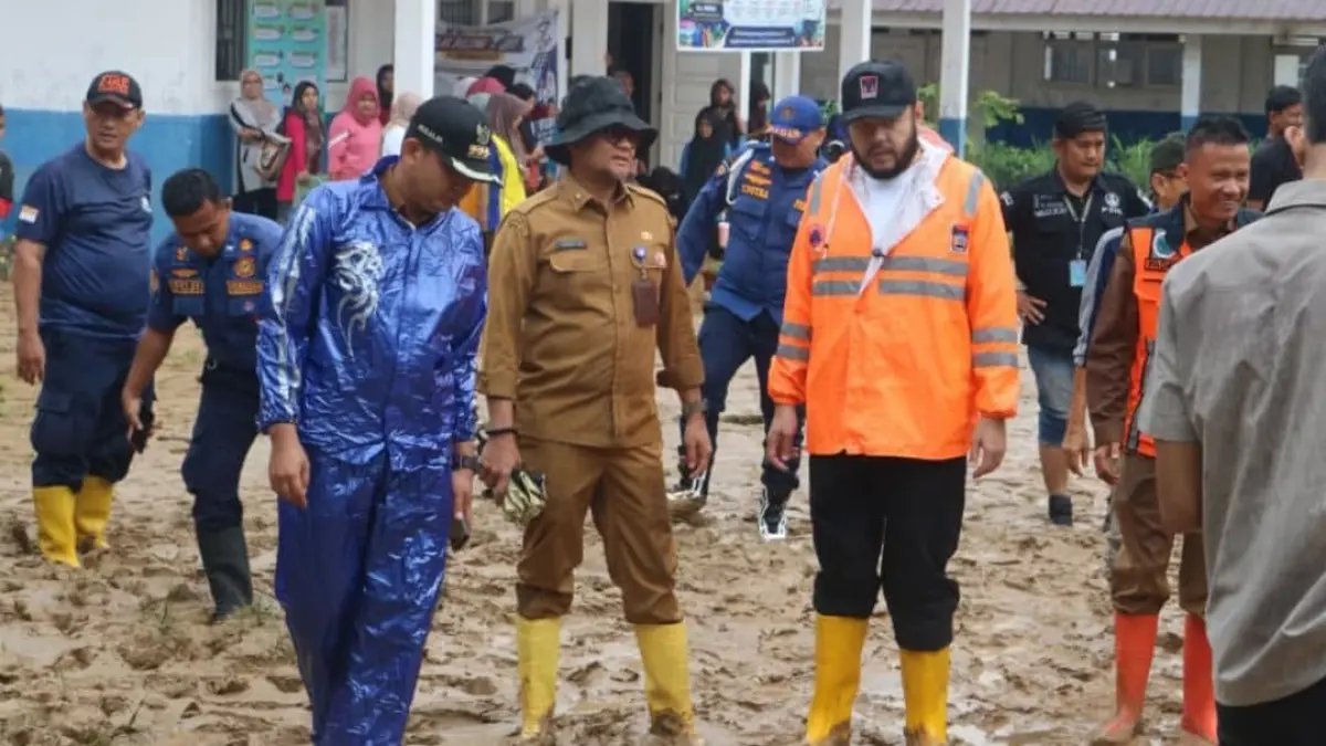Wali Kota Padang Fadly Amran bersama jajaran Pemerintah Kota Padang meninjau kondisi SMP Negeri 41 Padang, Selasa (4/8/2026), (Foto: Diskominfo)