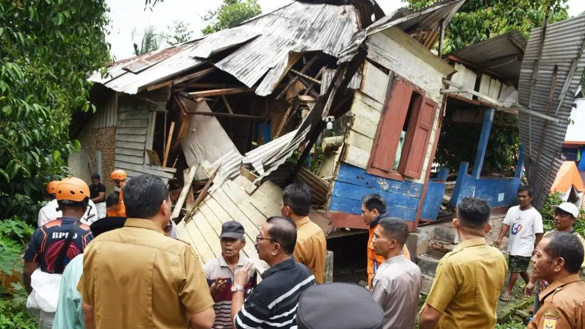 Wali Kota Pariaman Yota Balad meninjau rumah warga yang rusak akibat tertimpa pohon tumbang dan menyerahkan bantuan, Selasa (4/8/2026).