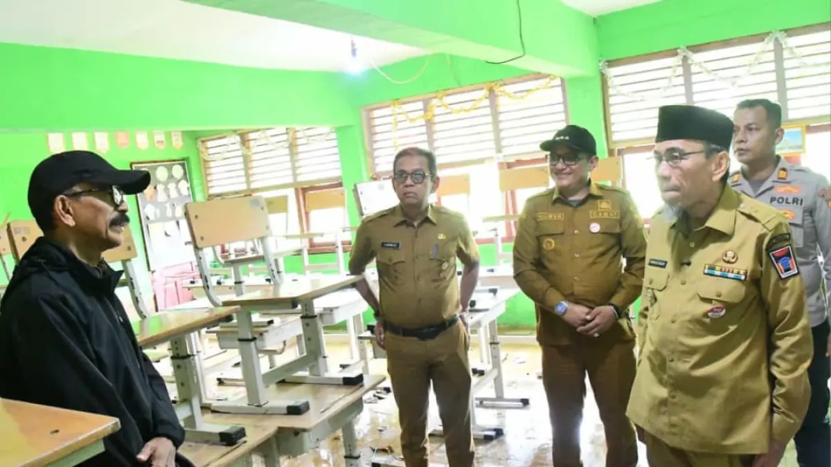 Wawako Padang, Maigus Nasir meninjau SDN 33 Rawang Barat yang terdampak banjir. (Foto: Diskominfo)