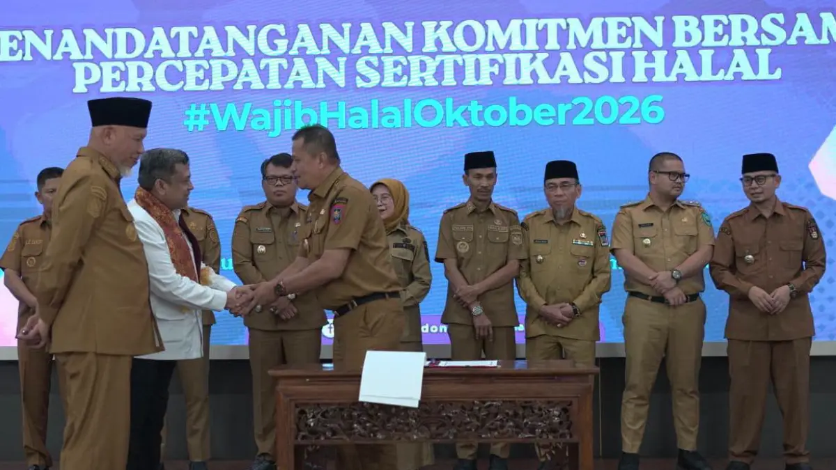 Wawako Payakumbuh Elzadaswarman menyalami Kepala Badan Penyelenggara Jaminan Produk Halal (BPJPH) RI Ahmad Haikal Hasan pada acara Rakor Kepala Daerah se-Sumbar di Padang, Selasa (4/8/2026).