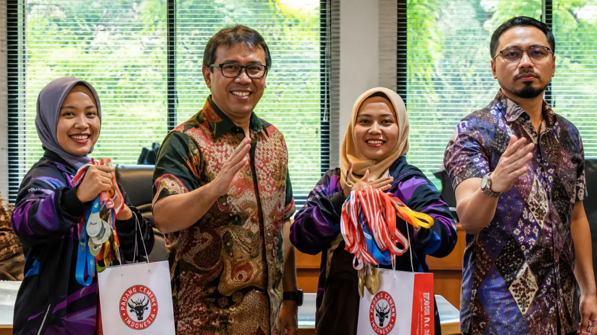 Yolla Cynthiana (dua kanan) dan Ochi Ramadhani bersama Direktur Utama PT Semen Padang Pri Gustari Akbar dan Ketua Umum FKKSPG Freddo Syukri usai pelepasan menuju Hanoi International Martial Arts Festival 2026 di Vietnam.
