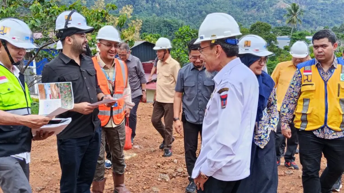 Anggota DPR RI Zigo Rolanda meninjau lokasi pembangunan IPA Taban III di Kelurahan Balai Gadang, Kecamatan Koto Tangah Kota Padang Rabu (5/8) didampingi Wawako Padang Maigus Nasir dan Dirut Perumda AM Padang Hendra Pebrizal.