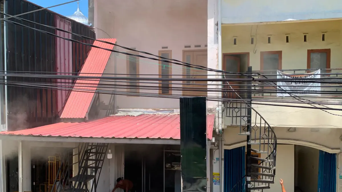Bagian dalam minimarket di Jalan Belibis No 11A Kelurahan Air Tawar Barat, Kecamatan Padang Utara, Kota Padang, terbakar pada Rabu (5/8/2026) siang.