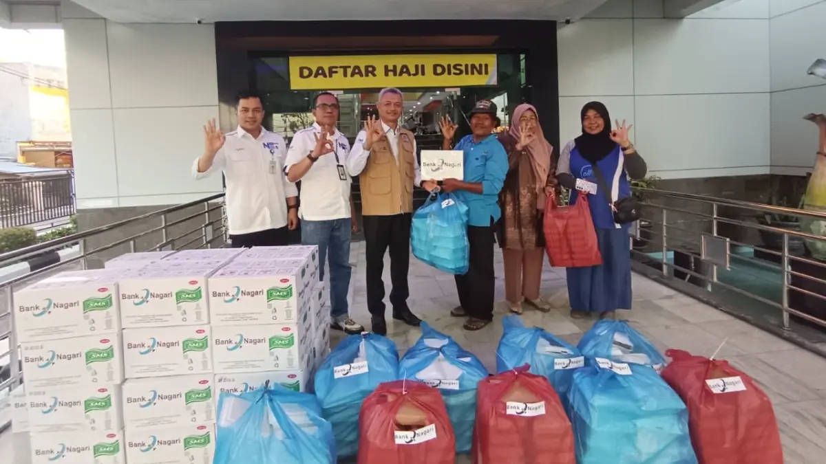 Bank Nagari melalui Tim Reaksi Cepat Bank Nagari Tanggap Bencana (TRC BNTB) menyalurkan 1.000 porsi makan malam dan 30 dus air mineral kepada warga terdampak banjir di Kota Padang sebagai wujud komitmen sosial perusahaan. (DOKUMENTASI BANK NAGARI)