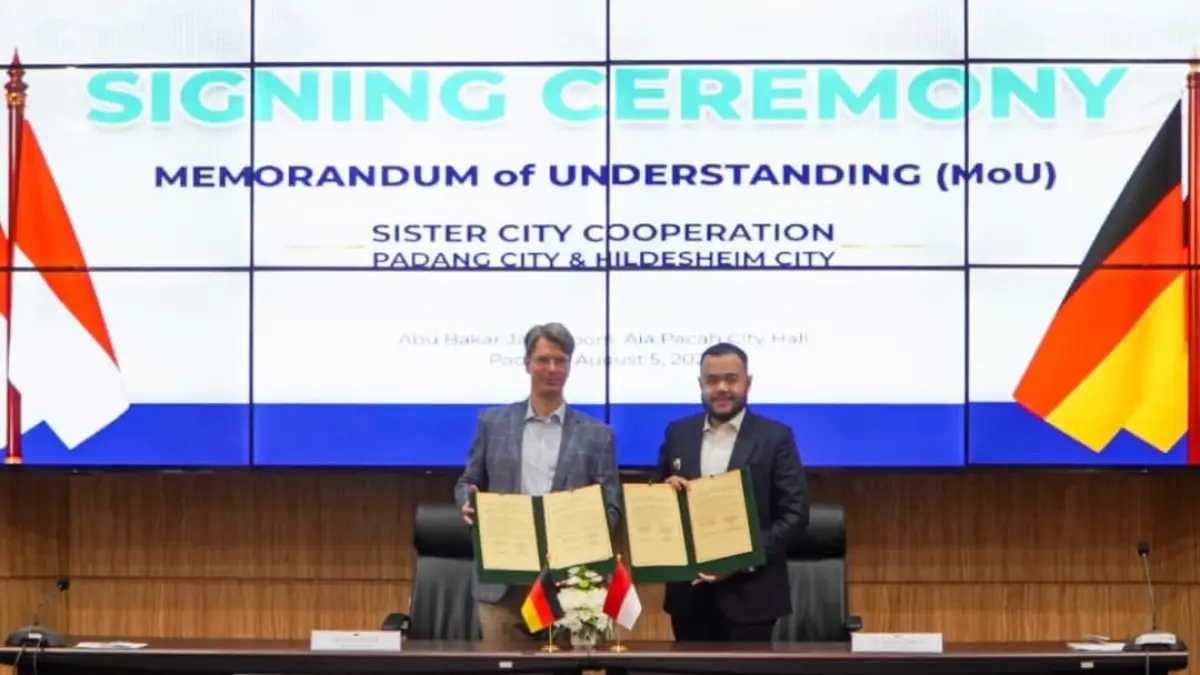 Fadly Amran (kanan) dan Ingo Meyer menandatangani pembaruan MoU Sister City Padang-Hildesheim di Balai Kota Padang, 5 Agustus 2026. (Foto: Diskominfo)
