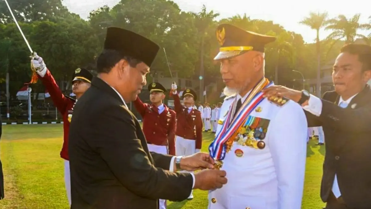 Gubernur Sumbar Mahyeldi menerima penghargaan Kartika Pamong Praja Madya dari Rektor IPDN Halilul Khairi di Kampus IPDN Jatinangor, Sumedang, Jawa Barat, Rabu (5/8/2026).