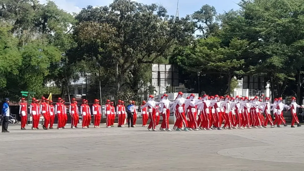 Kabid Kesatuan Bangsa Kabupaten Tanahdatar, Aldis Eka Satria (kiri) memantau latihan baris-berbaris calon Paskibraka di Lapangan Cindua Mato, Batusangkar, Rabu (5/8/2026).