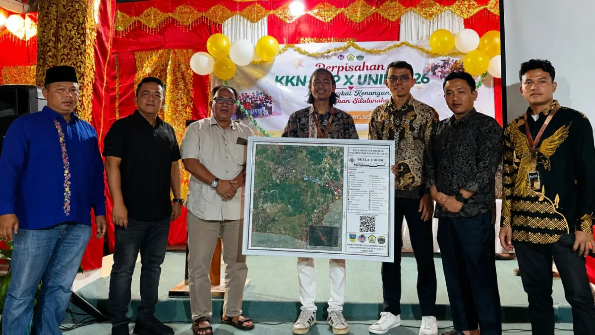 Mahasiswa KKN UNP dan UNIB menyerahkan Peta Sebaran Fasilitas Pemerintahan kepada Nagari Pasir Talang Selatan dalam acara perpisahan, Rabu malam (5/8/2026).