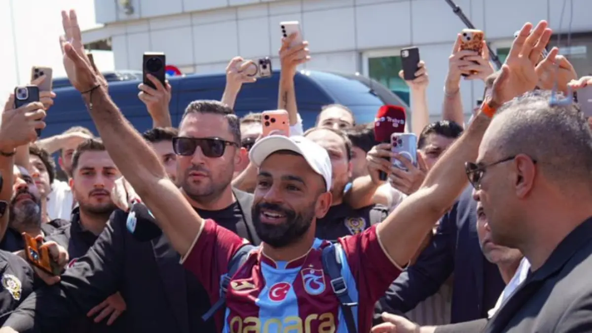 Mohamed Salah tiba di Istanbul dan disambut meriah fans Trabzonspor jelang peresmian transfernya usai meninggalkan Liverpool.(Foto: X @Trabzonspor)