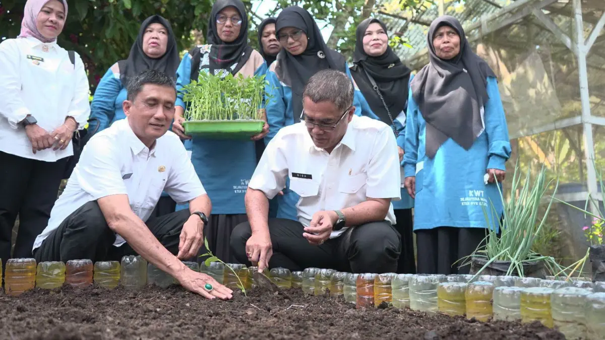Peluncuran GEMPITA BERSAMA di KWT Sejahtera Mandiri, Kelurahan Koto Tuo Limo Kampuang, Kota Payakumbuh, dirangkaikan dengan penyerahan bantuan sarana budidaya kepada 15 Kelompok Wanita Tani (KWT) di lima kecamatan, Rabu (5/8/2026).