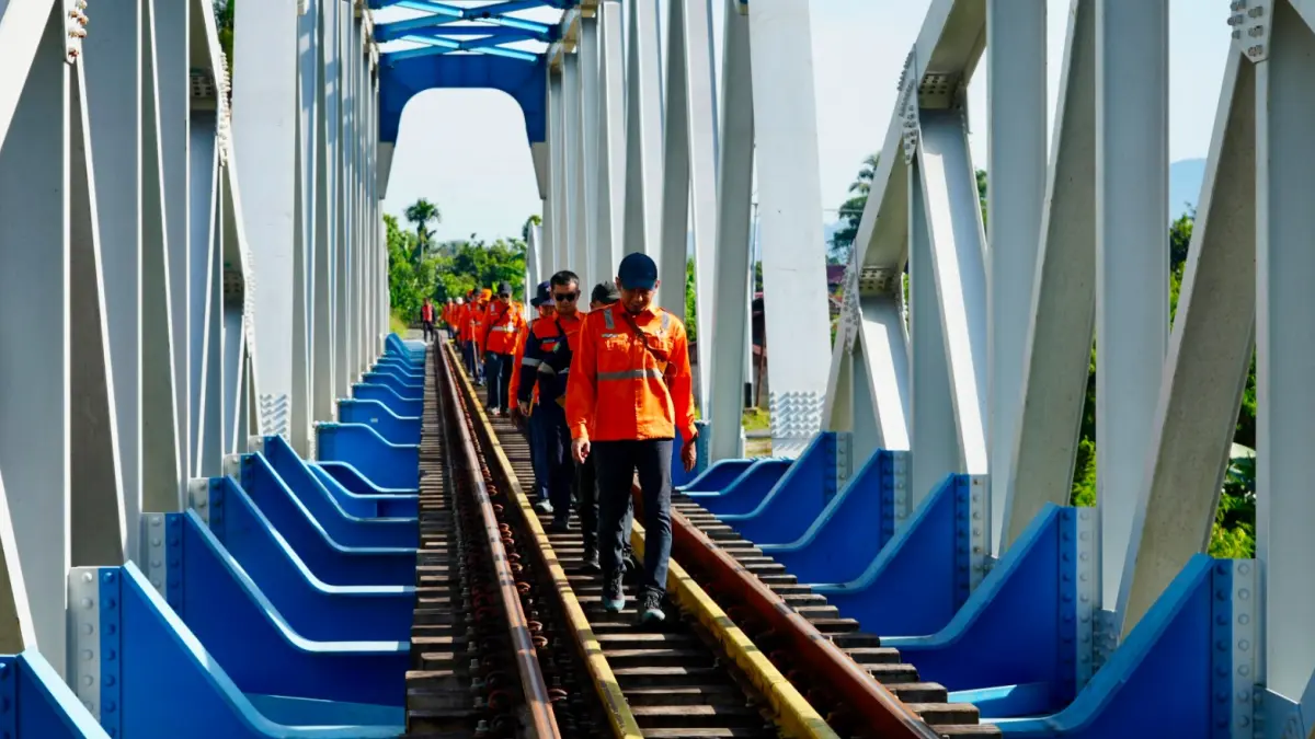 Petugas KAI Divre II Sumbar memeriksa jalur kereta Padang–Bukit Putus untuk mengantisipasi gangguan akibat cuaca ekstrem, Rabu (05/08/2026).