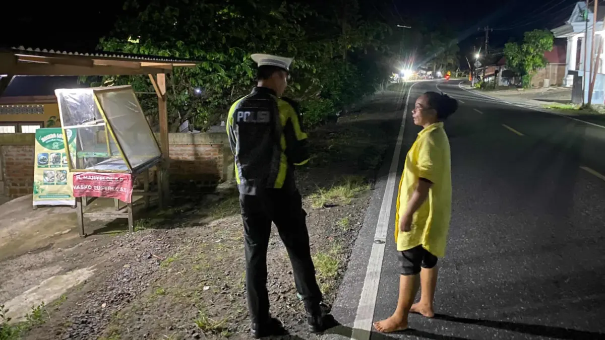 Petugas Satlantas Polres Pariaman melakukan olah TKP kecelakaan di Jalan Siti Manggopoh, Padangpariaman, Selasa (4/8/2026) malam.