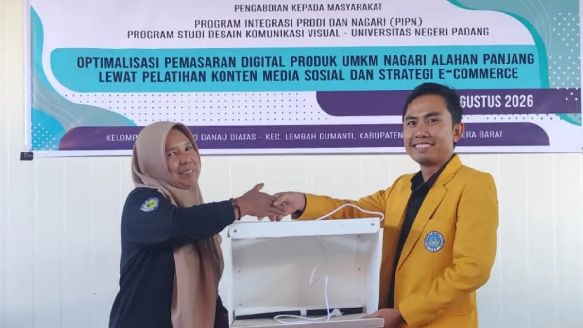 Program Studi DKV FBS UNP menyerahkan dua unit mini softbox kepada Kelompok Tani Danau Diatas di Nagari Alahan Panjang.(Foto: KKPS)
