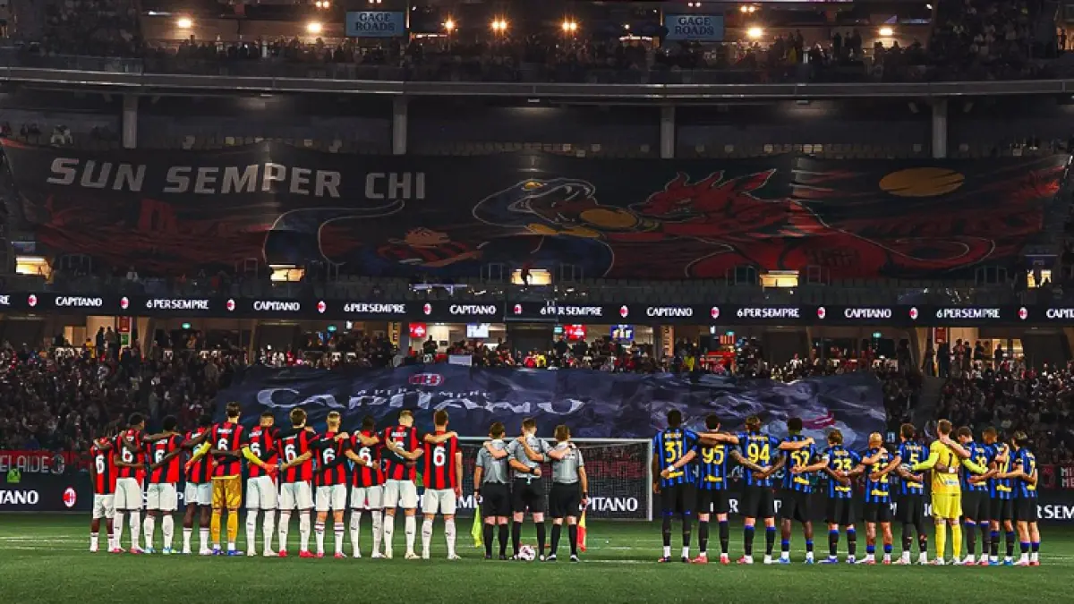 Sebelum kick-off, seluruh pemain dan ofisial AC Milan dan Inter Milan mengheningkan cipta sebagai bentuk penghormatan kepada Franco Baresi. (Foto: X @acmilan)