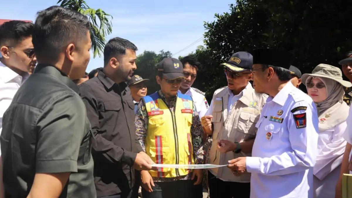 Wakil Wali Kota Padang Maigus Nasir dan Anggota Komisi V DPR RI Zigo Rolanda meninjau lokasi pembangunan Jembatan Kalawi di Limau Manis, Kecamatan Pauh.(Foto: Diskominfo)