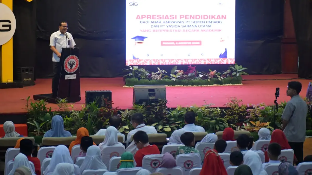 Beasiswa PT Semen Padang menjadi penyemangat bagi anak karyawan berprestasi. Orang tua dan penerima mengaku bantuan tersebut memotivasi mereka mempertahankan prestasi akademik.